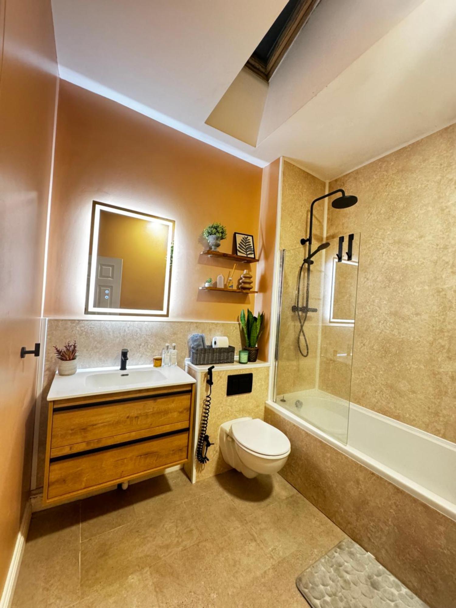 Finnstown Hall- Private Room In Shared Apartment With The Host 都柏林 外观 照片